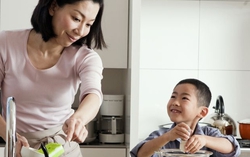 Bí quyết giúp trẻ tăng hứng thú khi làm việc nhà